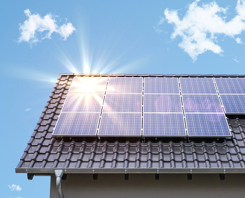 Solarmodule auf einem geneigten Hausdach bei Sonnenschein