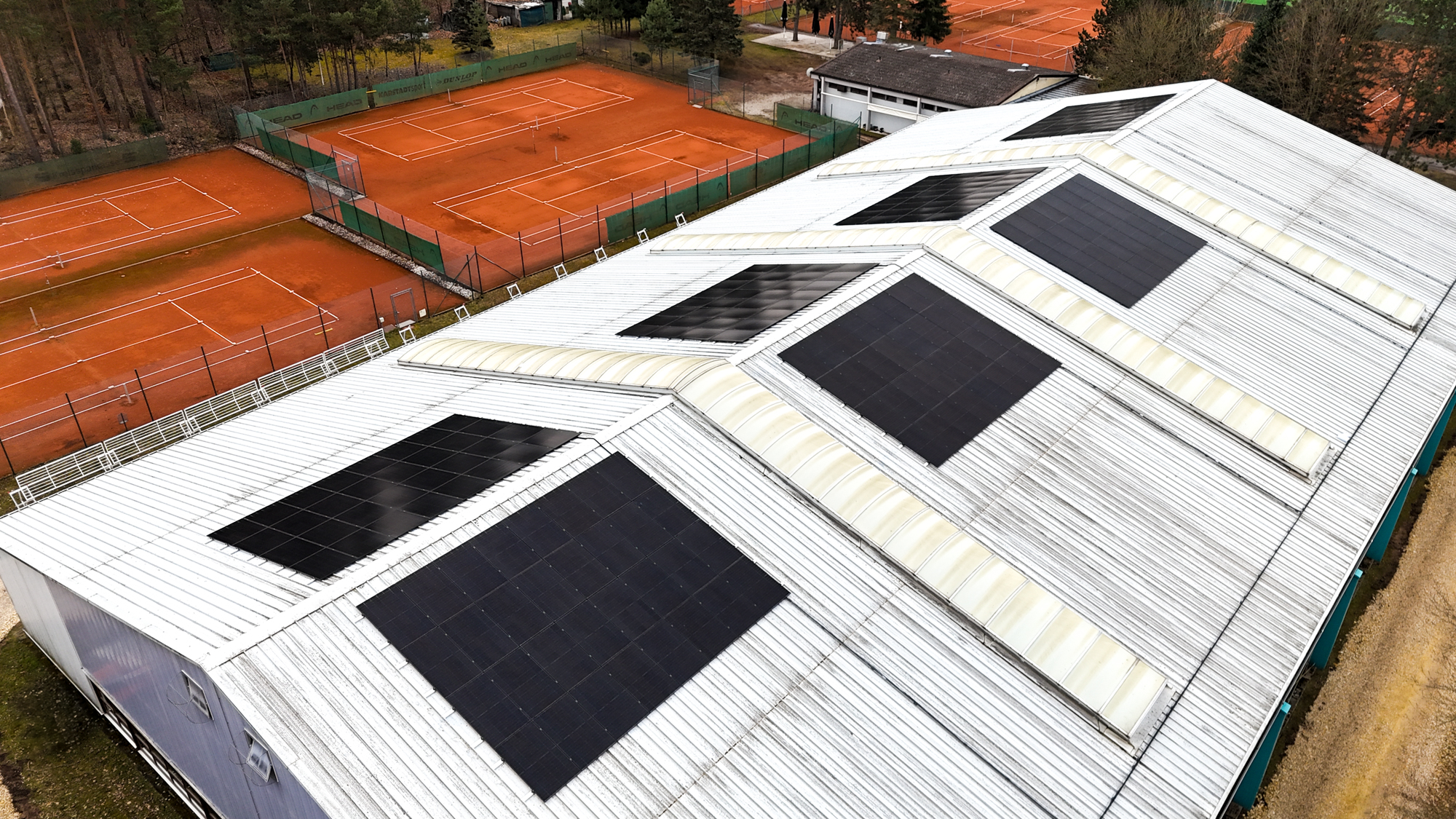 Photovoltaikanlage auf einem Hallendach