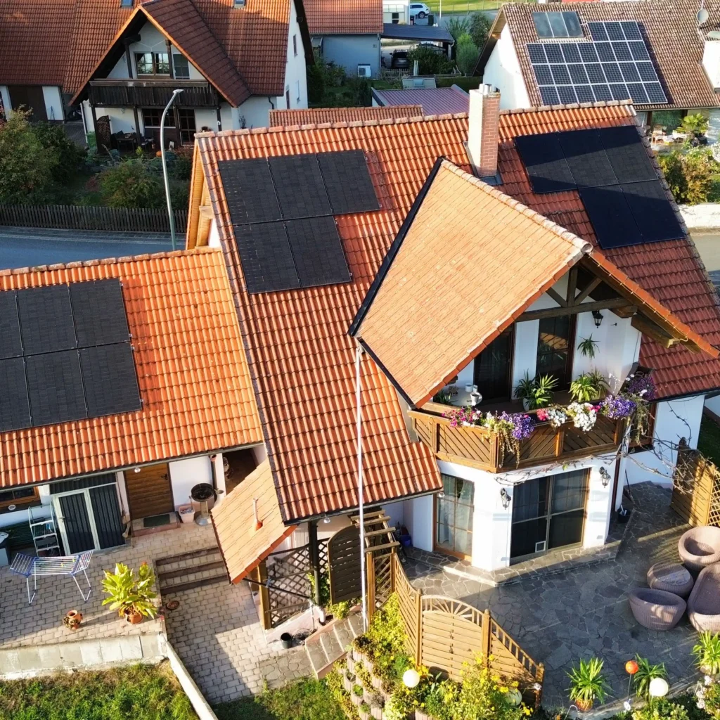 Bild eines Einfamilienhauses mit Photovoltaik Modulen