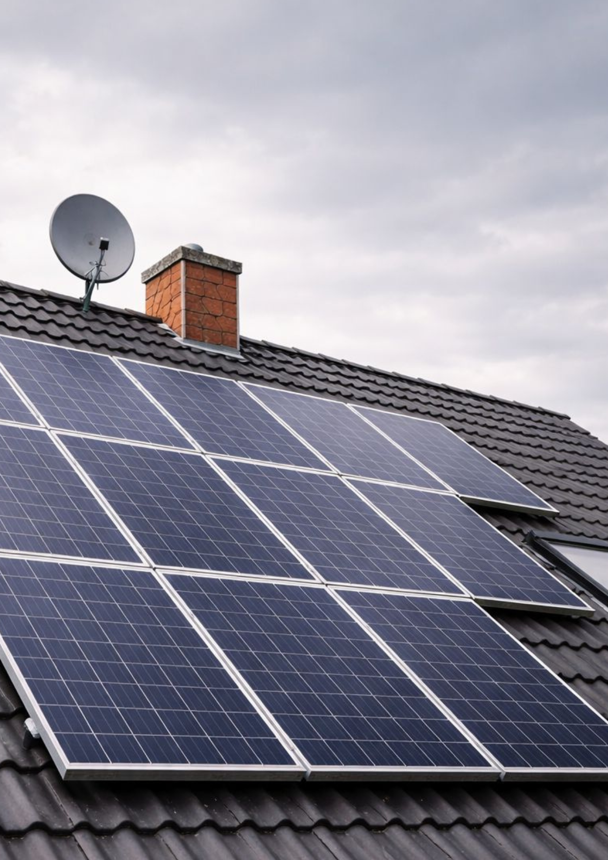 Photovoltaikanlage auf dem Dach eines Einfamilienhauses