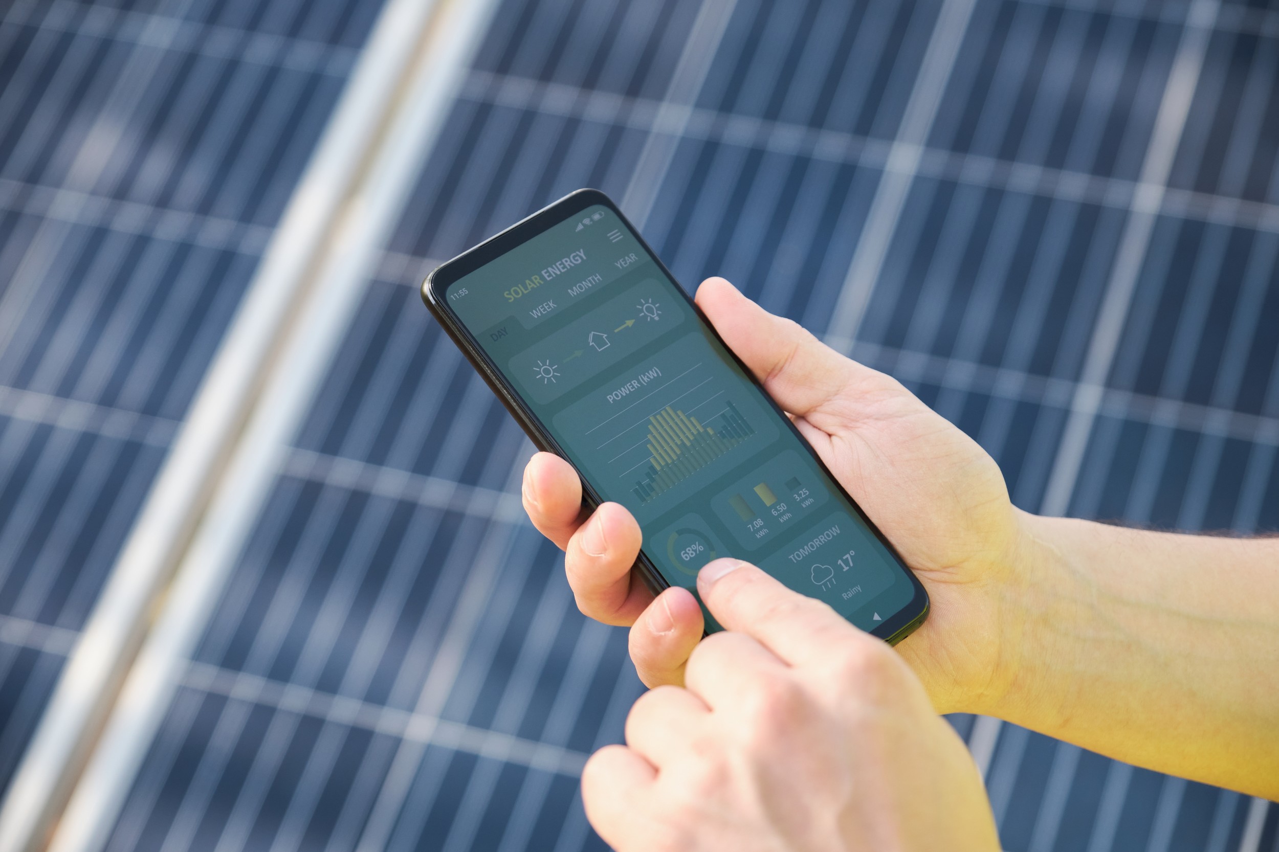 Hausbesitzer überwacht Solarstrom und Speicher über Smart-Home-Energiesystem