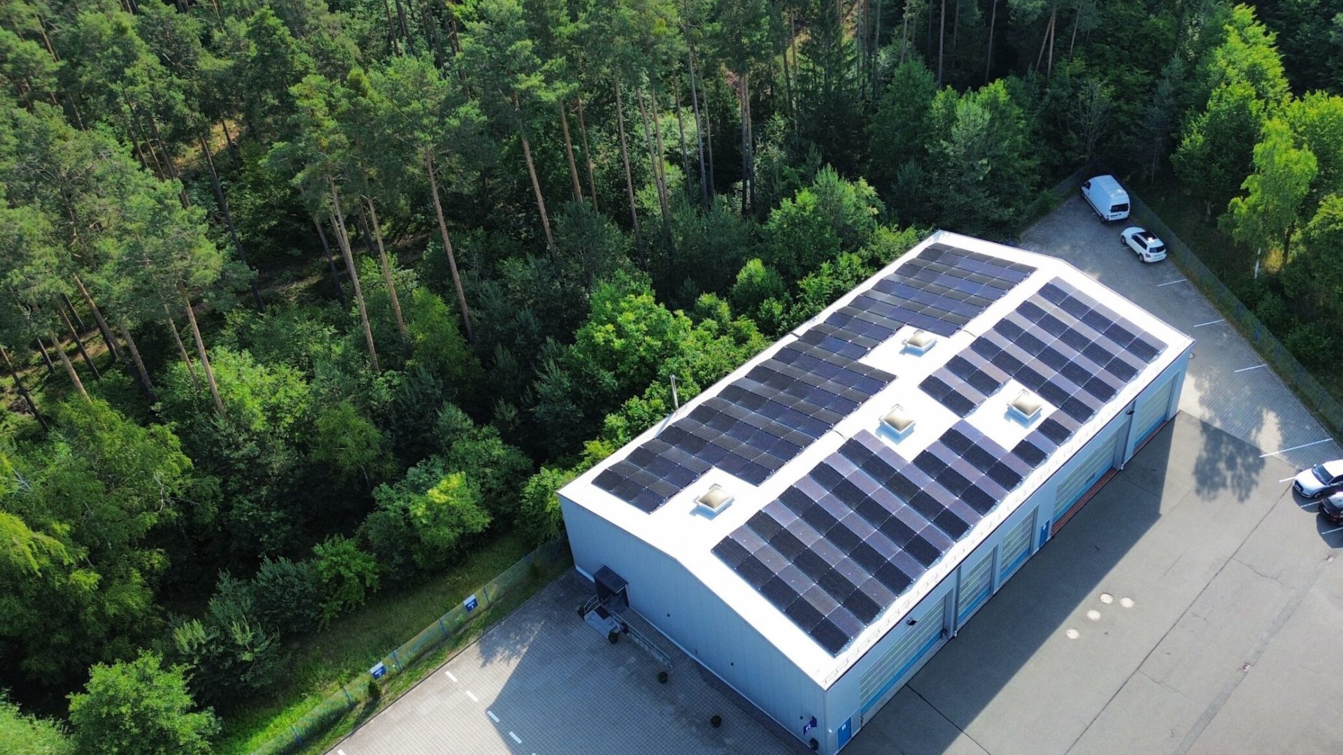 Lagerhalle einer Firma mit großflächiger Photovoltaikanlage auf dem Dach